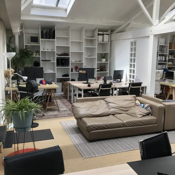 Bureau privé 25 m² 6 postes Coworking Rue Stephenson Paris 75018 - photo 3