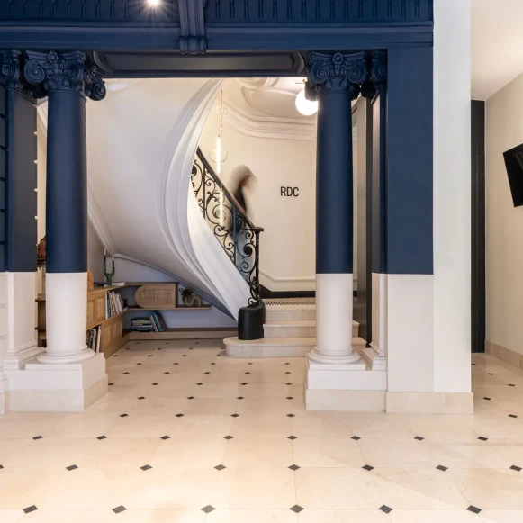 Bureau privé 18 m² 5 postes Coworking Rue de Mogador Paris 75009 - photo 1