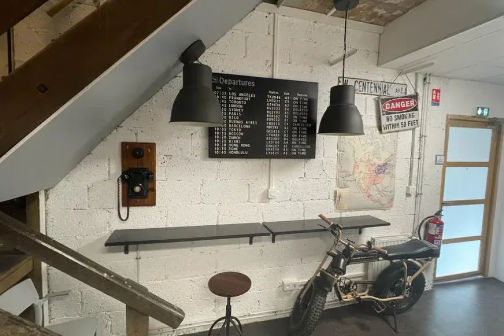 Open Space - 25000 - 8 postes - 250€