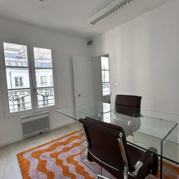 Bureau privé 9 m² 4 postes Location bureau Rue d'Aboukir Paris 75002 - photo 1