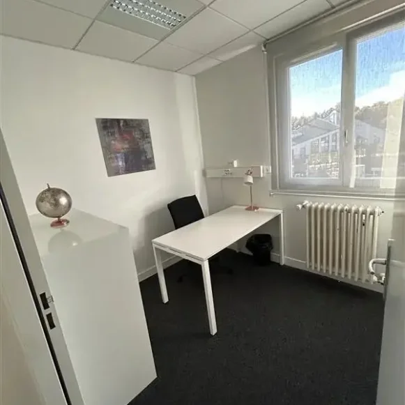 Bureau privé 15 m² 5 postes Coworking Rue du Pont de Paris Beauvais 60000 - photo 1