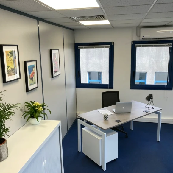 Bureau privé 24 m² 3 postes Coworking Boucle de la Ramée Saint-Quentin-Fallavier 38070 - photo 6