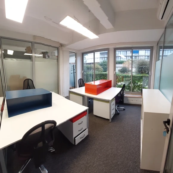 Bureau privé 15 m² 4 postes Coworking Rue des Longs Prés Boulogne-Billancourt 92100 - photo 1