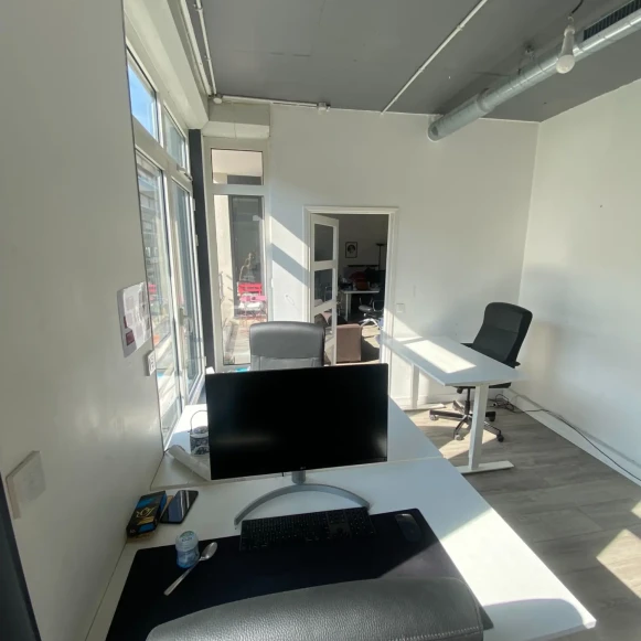 Bureau privé 15 m² 4 postes Coworking Rue de Cotte Paris 75012 - photo 2