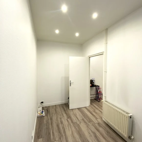 Bureau privé 20 m² 4 postes Location bureau Rue de Charonne Paris 75011 - photo 2