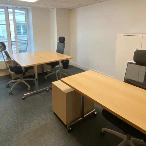 Bureau privé 15 m² 2 postes Coworking Rue des Petits Champs Paris 75001 - photo 1