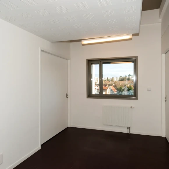 Bureau privé 12 m² 3 postes Location bureau Place de Touraine Versailles 78000 - photo 12