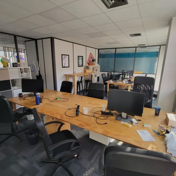 Bureau privé 25 m² 8 postes Coworking Rue Alaric II Toulouse 31000 - photo 1