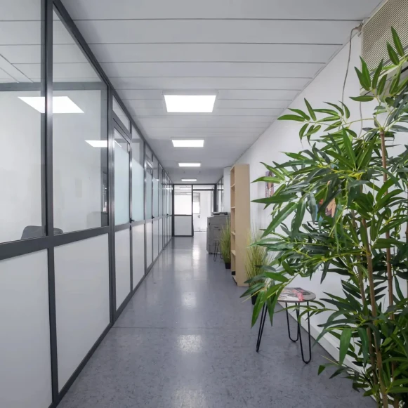 Bureau privé 12 m² 2 postes Coworking Rue Rabelais Montreuil 93100 - photo 9