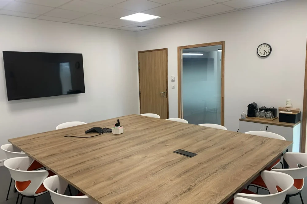 Bureau privé - 86360 - 8 postes - 2267€
