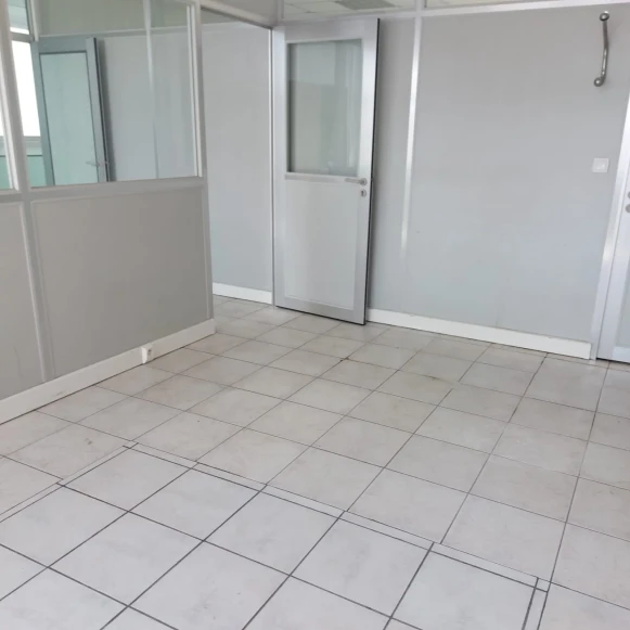 Bureau privé 5 m² 1 poste Location bureau Rue des Entrepreneurs Carrières-sur-Seine 78420 - photo 4