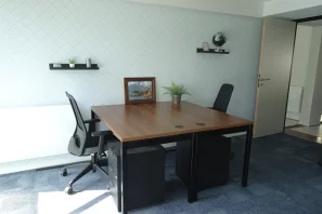 Open Space - 44000 - 5 postes - 270€