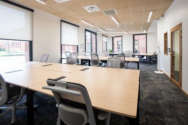 Open Space - 31400 - 8 postes - 390€