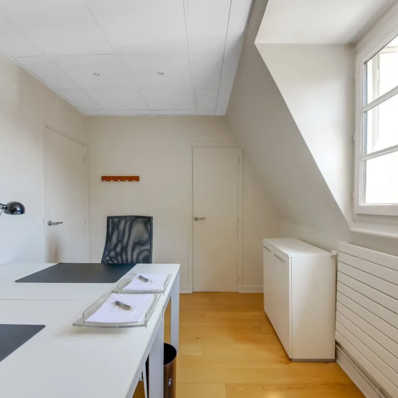 Bureau privé 11 m² 2 postes Coworking Rue Henri Rochefort Paris 75017 - photo 2