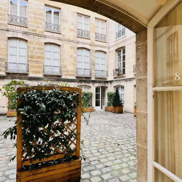 Espace indépendant 160 m² 26 postes Coworking Rue du Cloitre Notre-Dame Paris 75004 - photo 3