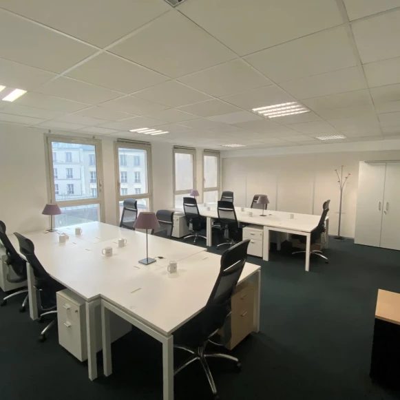 Bureau privé 41 m² 10 postes Location bureau Rue des Petits Hôtels Paris 75010 - photo 2