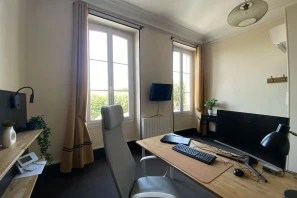 Bureau privé - 17400 - 1 poste - 549.16€