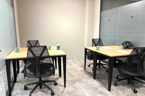 Bureau privé - 06000 - 4 postes - 1162€