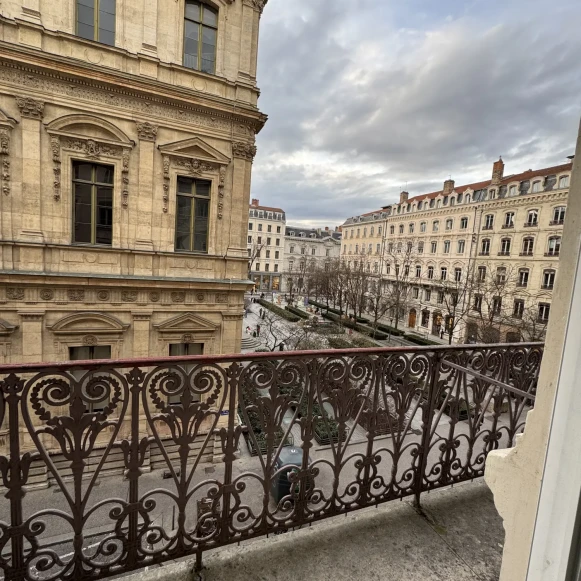 Bureau privé 13 m² 3 postes Location bureau Place de la Bourse Lyon 69002 - photo 4