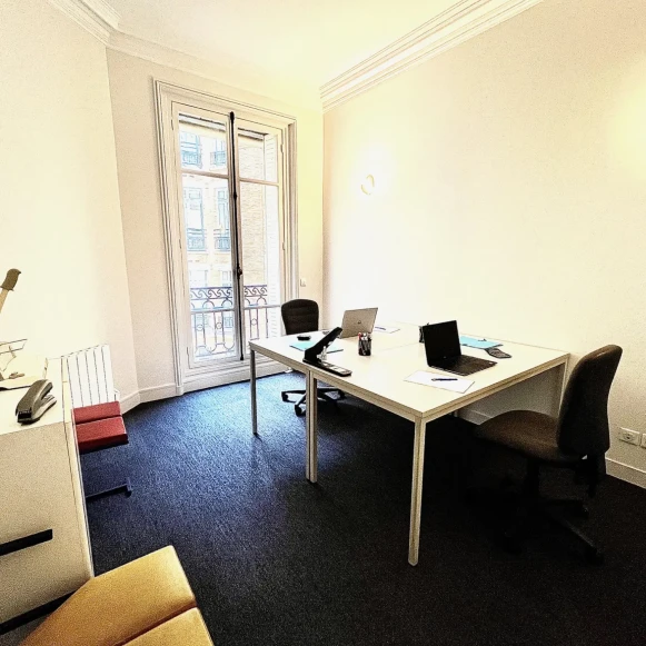 Bureau privé 12 m² 4 postes Location bureau Avenue Victor Hugo Paris 75016 - photo 3