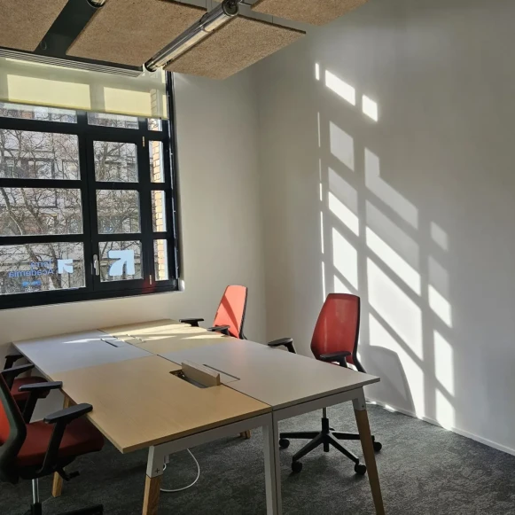 Bureau privé 18 m² 4 postes Coworking Rue Marcadet Paris 75018 - photo 1