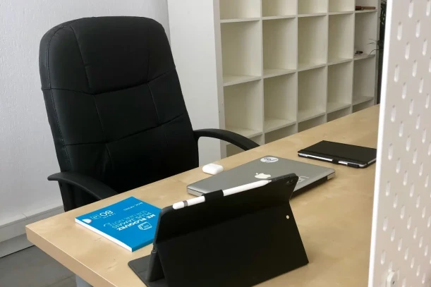 Open Space - 83130 - 6 postes - 210€
