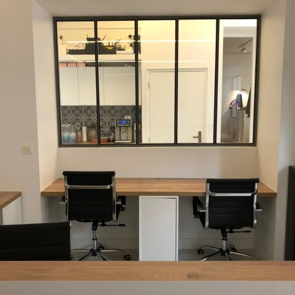 Bureau privé 15 m² 4 postes Coworking Rue de Sévigné Paris 75003 - photo 2