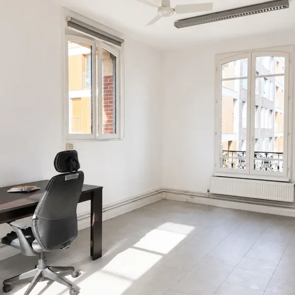Bureau privé 21 m² 4 postes Location bureau Allée des Parfumeurs Nanterre 92000 - photo 2