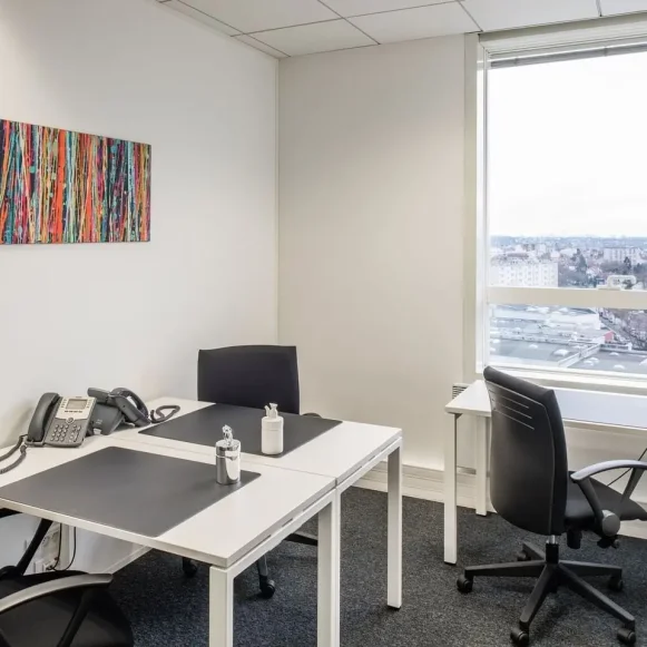 Bureau privé 13 m² 4 postes Location bureau Rue Hoche Puteaux 92800 - photo 1
