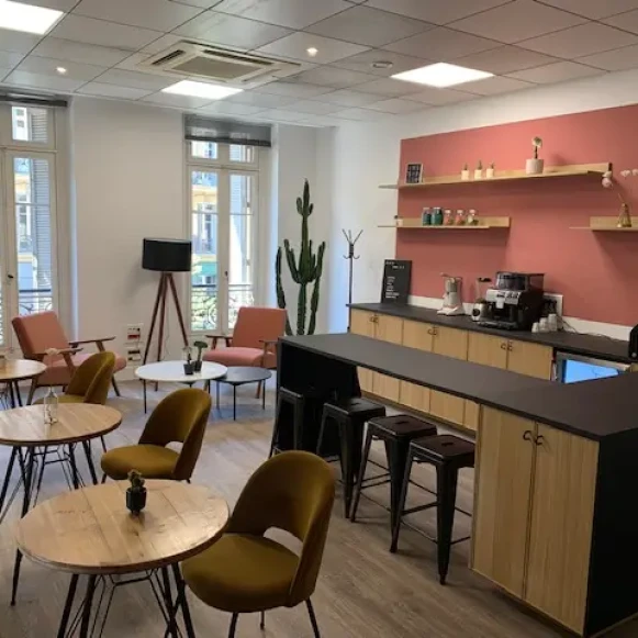 Bureau privé 22 m² 6 postes Coworking Rue de la République Marseille 13001 - photo 2