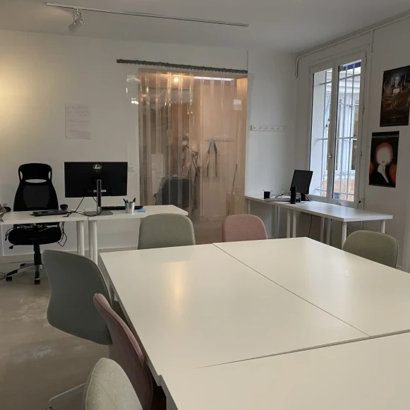 Bureau privé 35 m² 8 postes Coworking Rue des Filles du Calvaire Paris 75003 - photo 2
