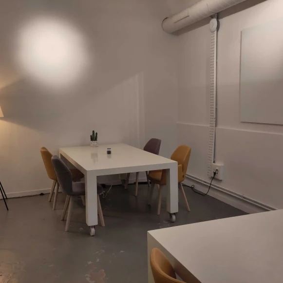 Bureau privé 30 m² 10 postes Location bureau Rue des Arquebusiers Paris 75003 - photo 1