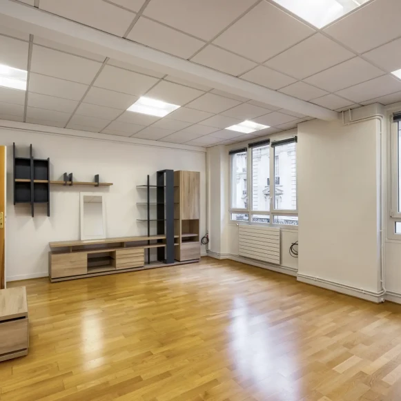 Bureau privé 16 m² 1 poste Location bureau Rue d'Artois Paris 75008 - photo 6