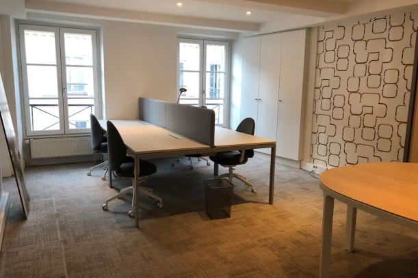Bureau privé - 75009 - 4 postes - 2390€