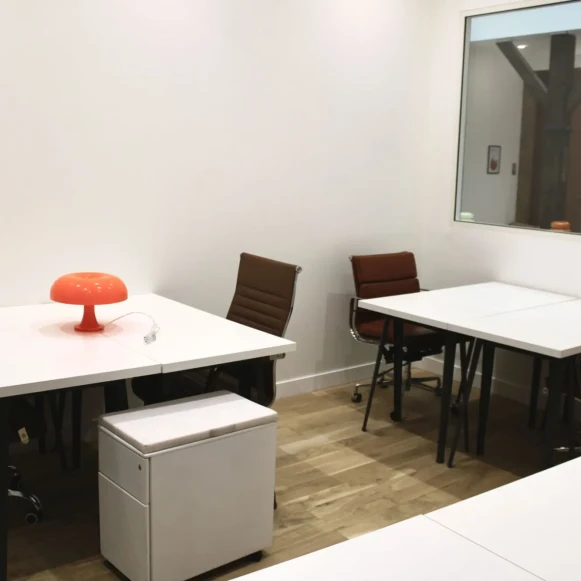 Bureau privé 20 m² 4 postes Coworking Rue Bichat Paris 75010 - photo 1