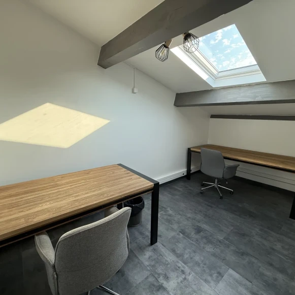 Bureau privé 12 m² 3 postes Location bureau Rue Pierre et Marie Curie Saint-Jean-de-Védas 34430 - photo 1