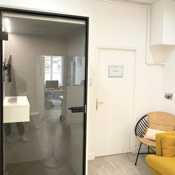 Open Space  8 postes Location bureau Rue de la Bourse Lyon 69002 - photo 4