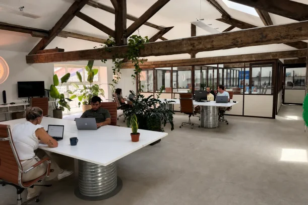 Open Space - 13005 - 8 postes - 200€