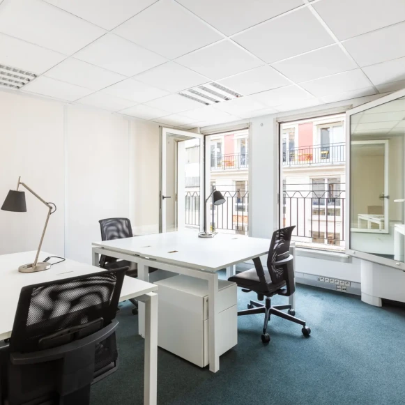 Bureau privé 18 m² 4 postes Location bureau Rue des Petits Hôtels Paris 75010 - photo 1