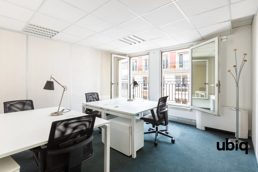 Bureau privé - 75010 - 3 postes - 2100€