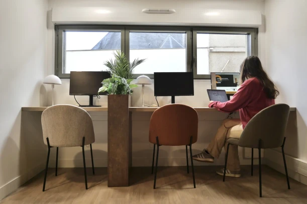 Open Space - 91570 - 12 postes - 150€