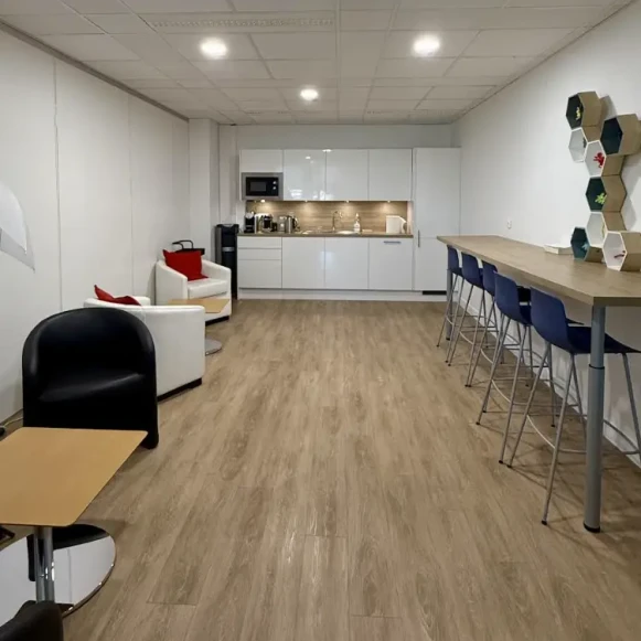 Bureau privé 20 m² 4 postes Location bureau Terrasse Boieldieu Puteaux 92800 - photo 4