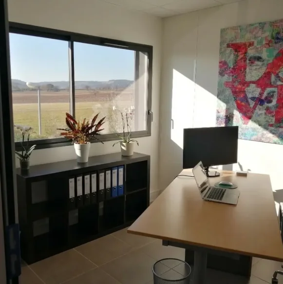 Bureau privé 15 m² 2 postes Location bureau Rue Topaze Éguilles 13510 - photo 1