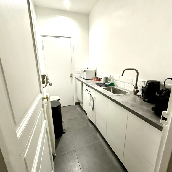 Bureau privé 18 m² 3 postes Coworking Rue des Perchamps Paris 75016 - photo 4