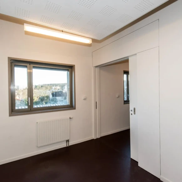 Bureau privé 12 m² 3 postes Location bureau Place de Touraine Versailles 78000 - photo 3