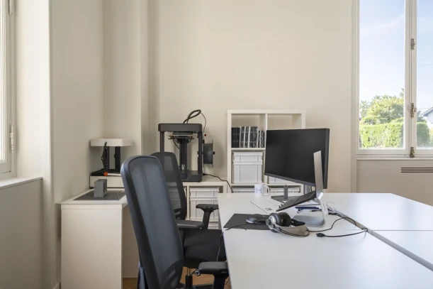 Open Space - 64200 - 10 postes - 350€