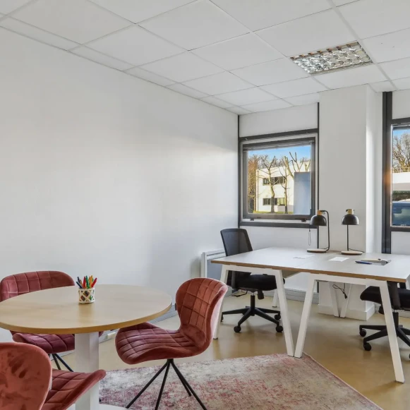 Bureau privé 135 m² 22 postes Location bureau Avenue des Amethystes Nantes 44300 - photo 1