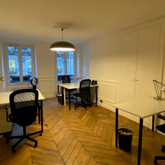 Bureau privé 13 m² 4 postes Location bureau Rue le Peletier Paris 75009 - photo 7