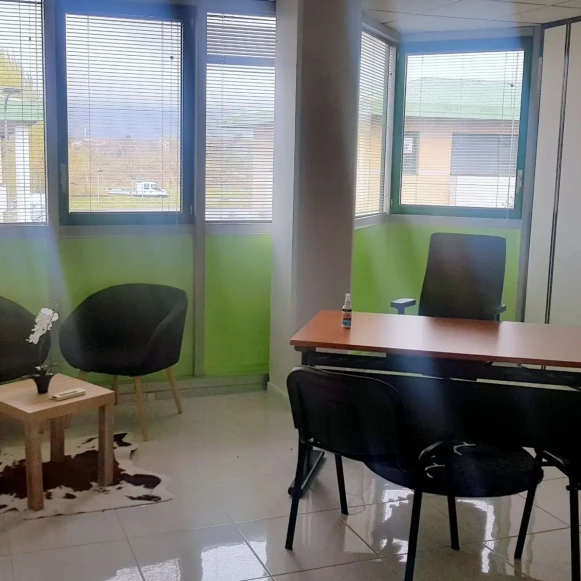 Bureau privé 27 m² 3 postes Coworking Rue Auguste Piccard Saint-Genis-Pouilly 01630 - photo 1