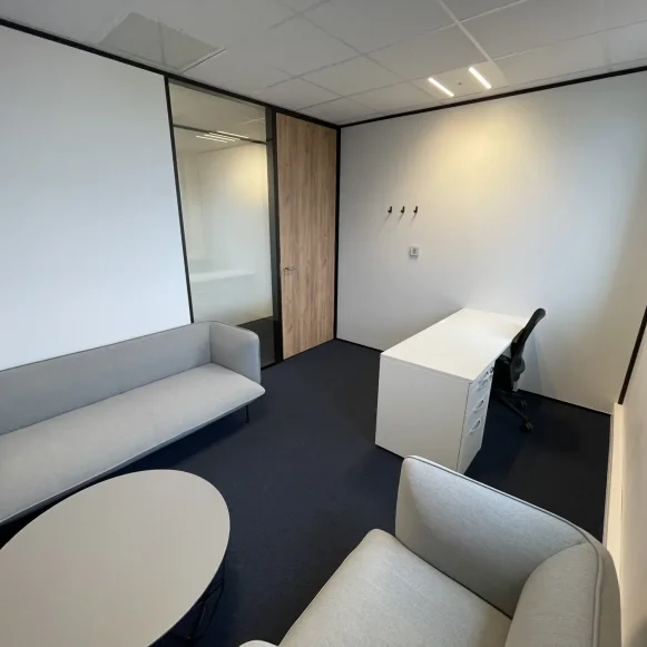 Bureau privé 11 m² 3 postes Location bureau Rue James Joule Rezé 44400 - photo 1